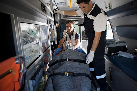 救护人员和担架上的病人高清图片