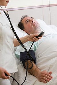 护士在病人身上使用血压计图片