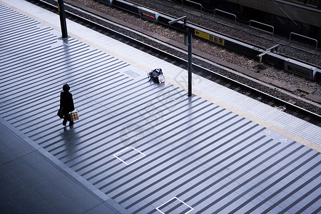 站在月台上的通勤者图片