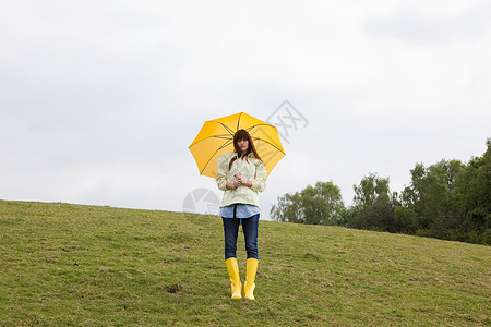 带伞的田里年轻女子图片