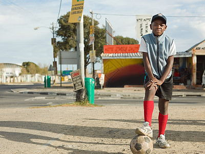 十几岁的非洲足球男孩图片