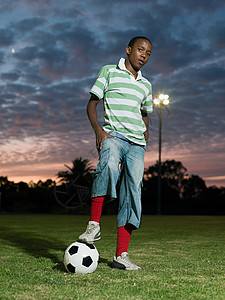 13至15年十几岁的非洲足球男孩背景