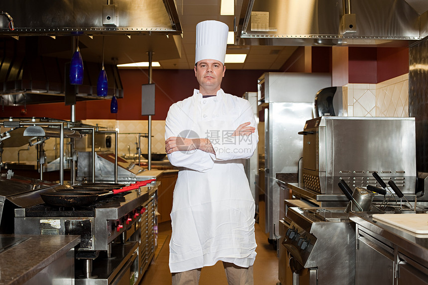 商业厨房男厨师，肖像图片