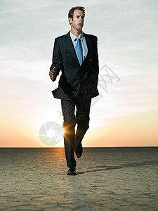 在沙漠中奔跑的商人图片