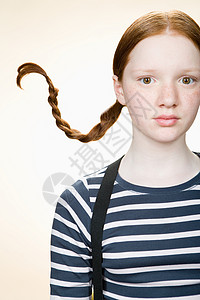 一个留辫子的女孩的肖像图片