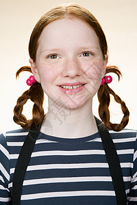一个留辫子的女孩的肖像背景图片