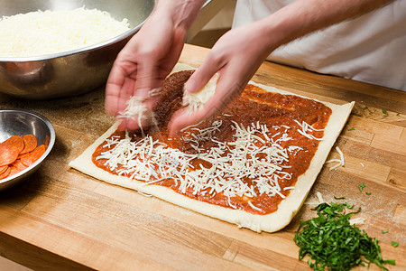 奶酪制作男厨师在商业厨房做披萨背景