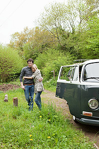 露营车旁的年轻夫妇图片