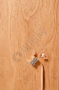 木制背景的铅笔和卷笔刀背景图片