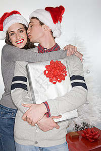 戴圣诞帽的情侣亲吻图片