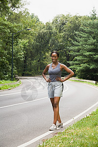 公路上的跑步者图片