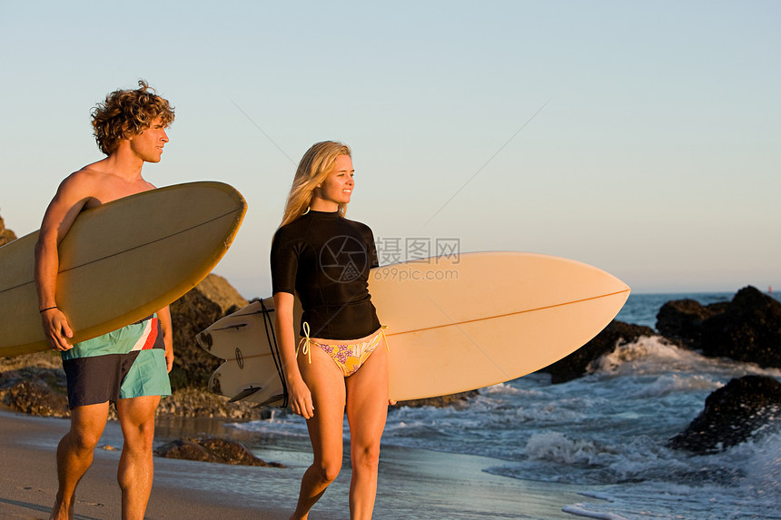 海滩上的冲浪夫妇图片
