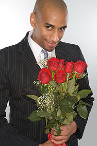 微笑的男人拿着一束玫瑰图片