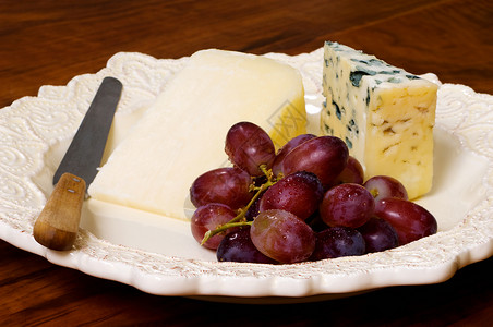 奶酪和葡萄盘图片