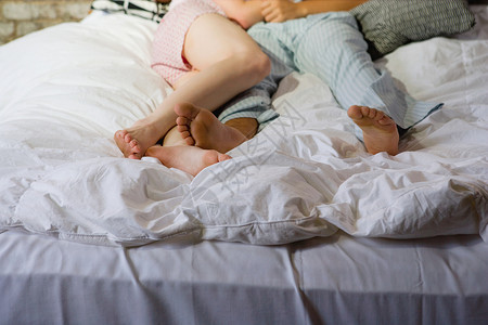 男人光脚夫妻在床上休息背景