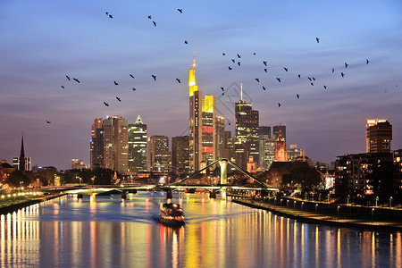 德国法兰克福，黄昏时分的法兰克福天际线背景图片