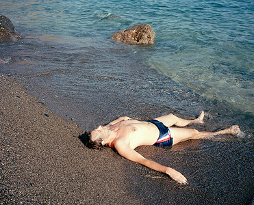 希腊克里特岛上日光浴的人图片