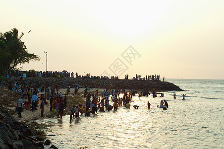 喀拉拉邦科钦的人们在海边洗澡图片