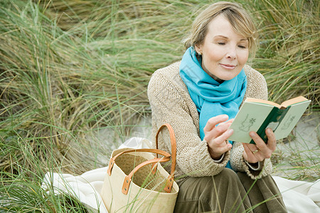 在海边看书的女人图片