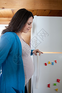 冰箱旁的孕妇图片