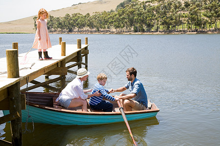 有划艇的家庭图片