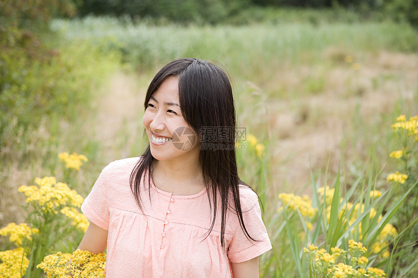 田野里的快乐女人图片