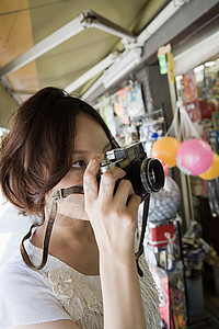 相机照相的年轻女子图片