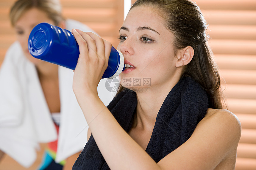 在健身房喝水的女人图片