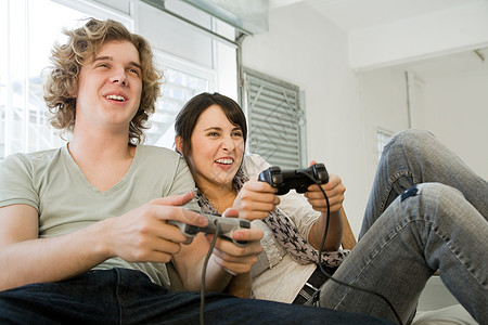 青少年夫妇玩游戏机图片