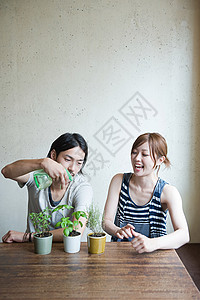 带植物的年轻夫妇图片