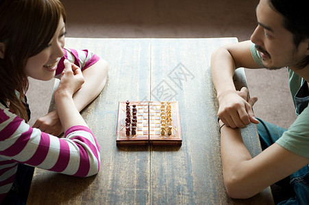 年轻夫妇下棋图片