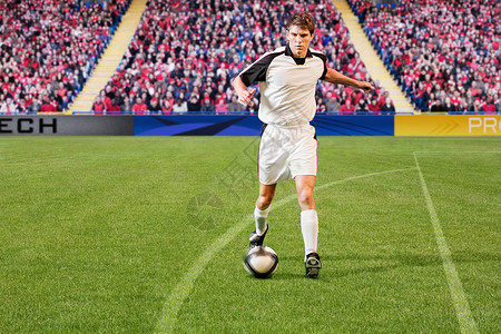 足球运动员踢足球高清图片