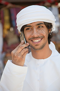 使用手机的中东男子图片
