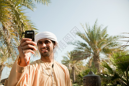 中东人在手机上听音乐图片