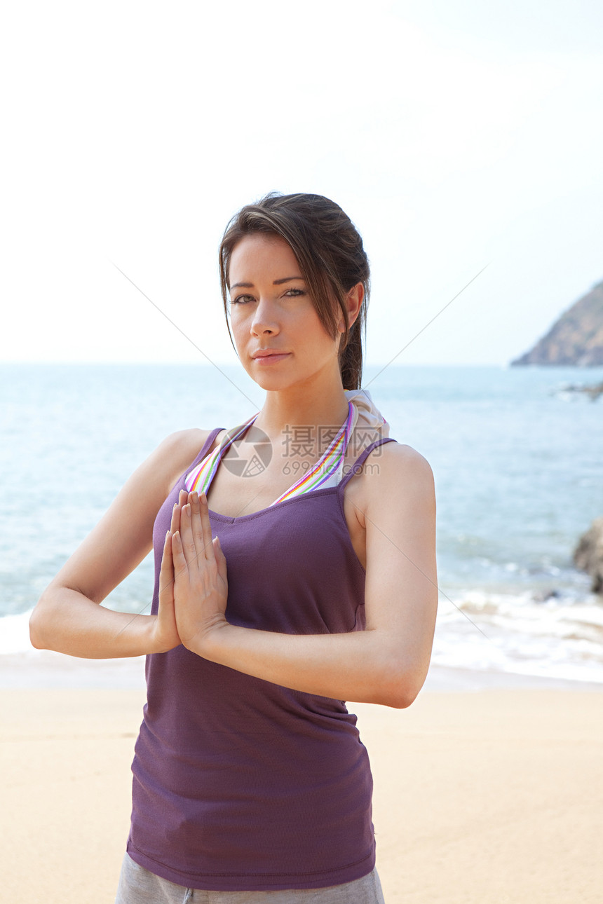 在海滩上练习瑜伽的女人图片