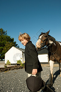 男孩与马同行高清图片