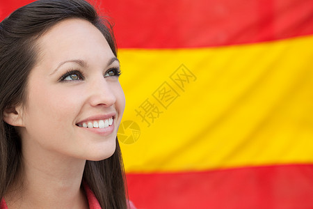 年轻女子和西班牙国旗图片