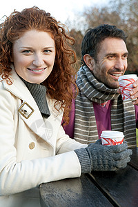 一对幸福的夫妇坐在公园的桌子旁图片