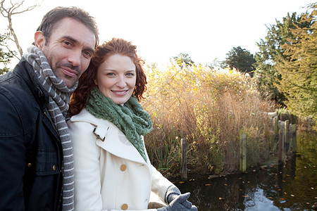 德威治公园水边的一对幸福夫妻图片
