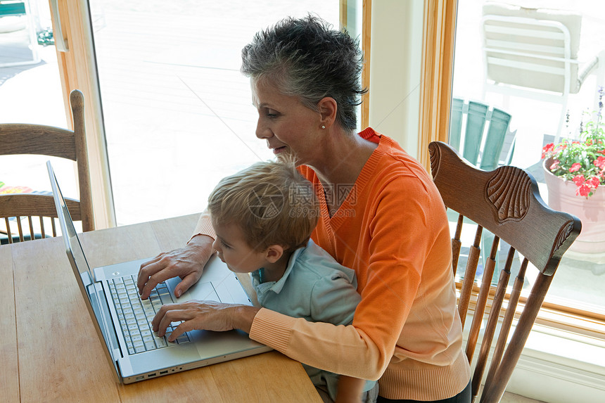 奶奶和孙子用笔记本电脑图片