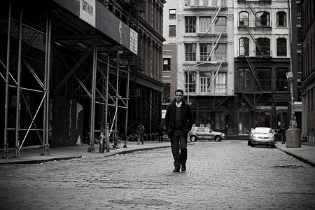 在纽约市散步的男人图片