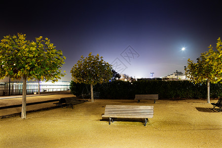 夜晚河边的空公园长椅图片