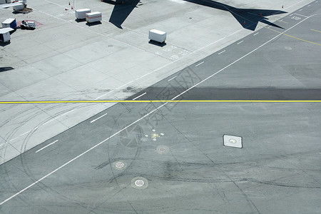 带飞机阴影的机场跑道高清图片