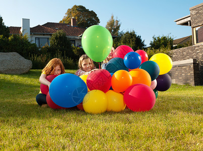 玩气球的孩子五颜六色气球后面的女孩背景