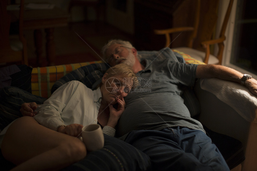 老年夫妇晚上躺在沙发上图片