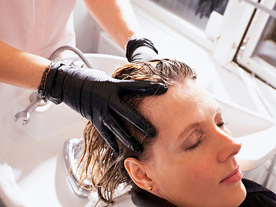 理发店洗头的女性图片
