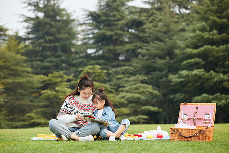 草坪读书可爱母女户外郊游背景