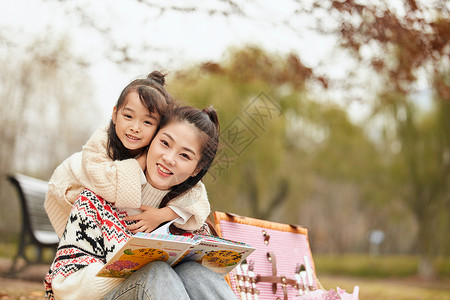 拥抱世界温馨母女户外读书背景