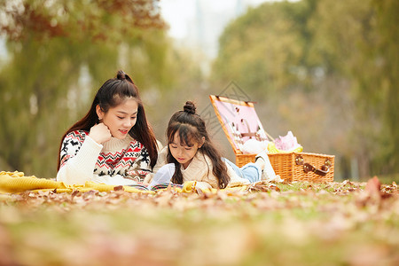 秋季树林温馨母女户外读书背景