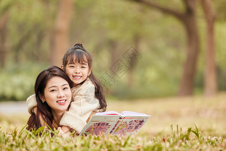 温馨母女户外读书图片